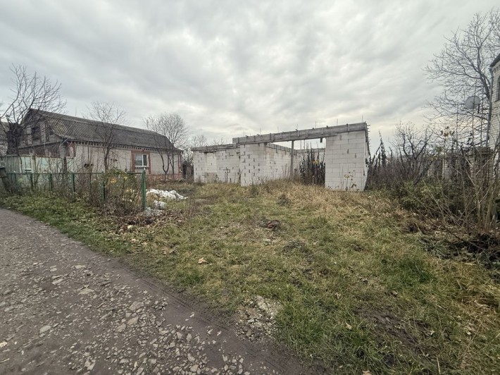 Будинок та ділянка 20 соток - фото 1