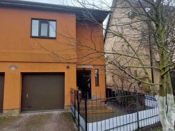 Дуплекс з ремонтом та гаражем. Газ. Тиха локація біля озера Гостомель