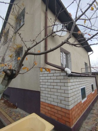 Продам жилой дом все удобства, ремонт,удобное расположение - фото 1