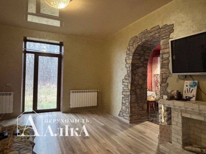 Продам будинок з ремонтом передмісті - фото 1