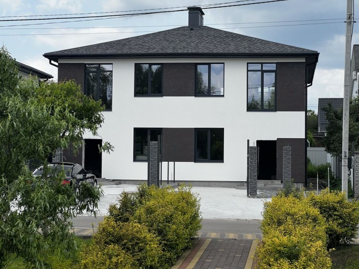 Сучасний будинок-дуплекс напроти озера в центрі. - фото 1