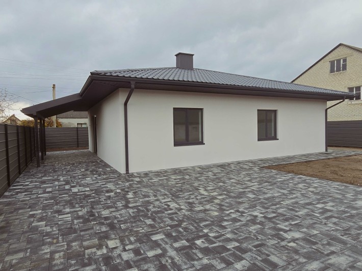 Новий цегляний будинок сучасного планування з ремонтом - фото 1