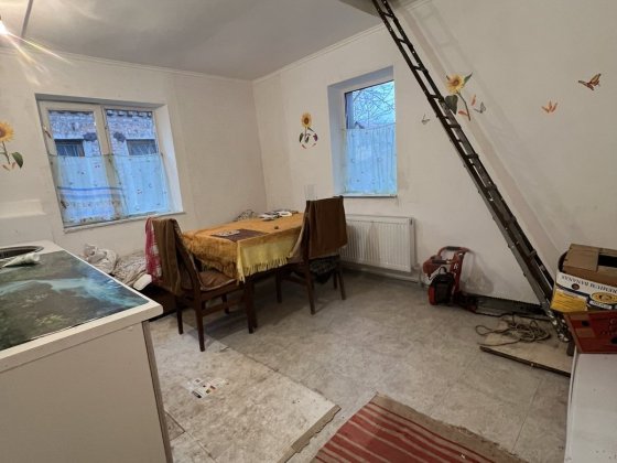 Продається частина будинку барачного типу з добудовою  
Район ДЮСШ Коростень