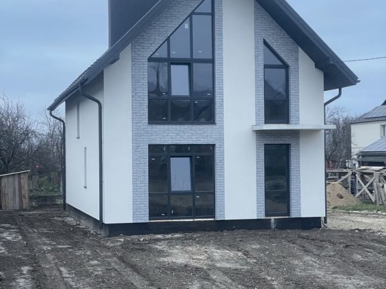 Новозбудований сучасний будинок Кременець