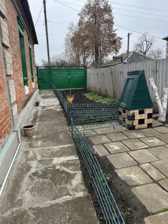 Продам 1/2 будинку в центрі м. Лозова - фото 1