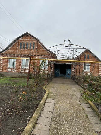 Продается дом в городе Марганец на берегу водоема - фото 1