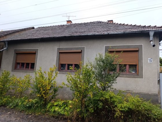 Продаю власний будинок- напівособняк . Мукачево