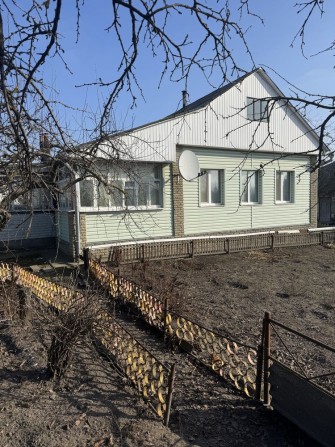 Продам будинок в 20 хвилинах від центру міста - фото 1