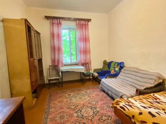 Продається квартира барачного типу в самому центрі міста. Сарны