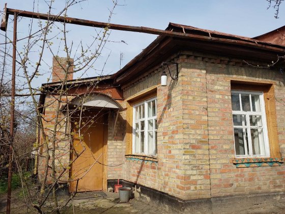 Продається 1/2 будинку. Смела