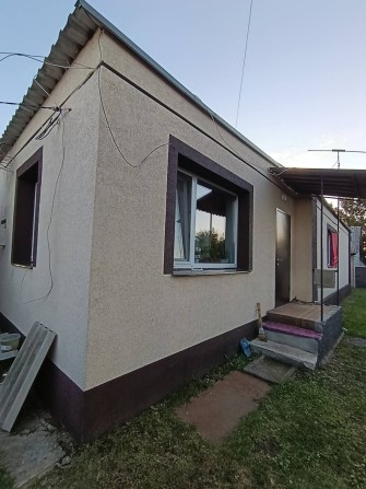 Продам 1/2 кирпичного дома под в ближнем пригороде шиферной крышей - фото 1