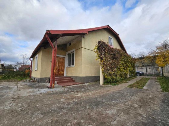 Продається добротний цегляний будинок з гаражем в м.Стрий... Стрый