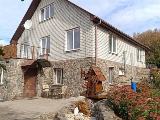 Сучасний будинок у Чугуєві з ландшафтним двором Чугуев