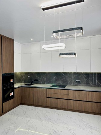 Продам Котедж в Центрі міста . Чудовий житловий стан . Сучасний ремонт - фото 1