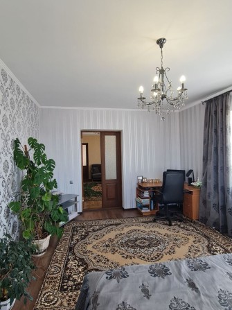 Великий будинок з ремонтом в зеленому районі міста 33997 - фото 1