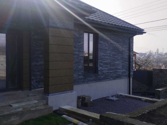 Сучасний будинок бвіля озера Хмельницкий