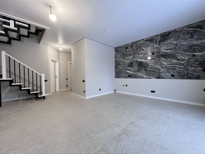 Продам таунхаус з сучасним  ремонтом - фото 1