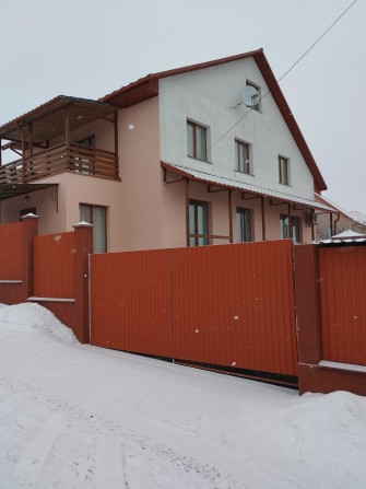 Сучасний будинок в межах міста - фото 1