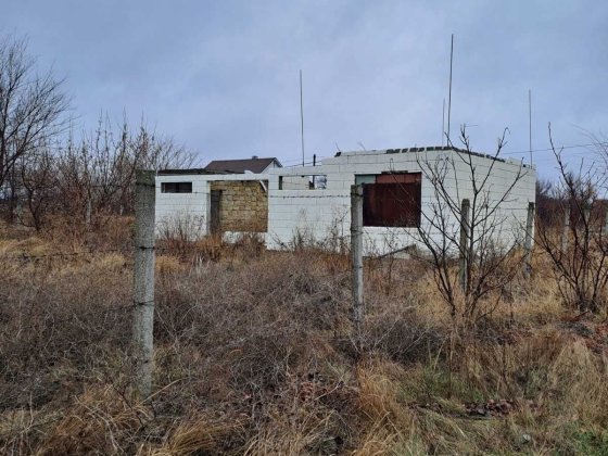 участок земли ,дом недострой Підгородне