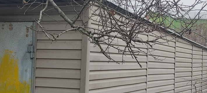 Продам 3 дома на одном участке 8 соток все дома с удобствами есть гара - фото 1