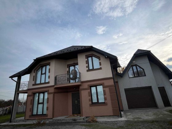 Продам сучасний, компактний 2-х поверховий будинок в центрі Підлужжя Подлужье