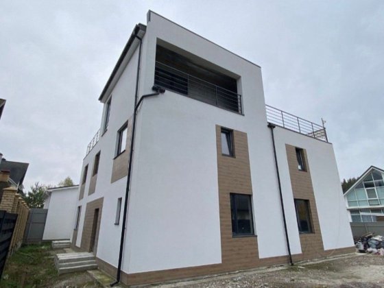 Продам дом 225м.кв. СМТ. Козин. Ул.Партизанская 28в. 16 км. до Киева. Козин