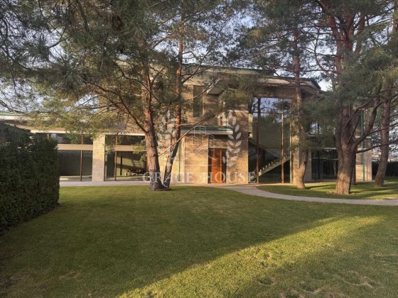 В продаже дом 690 м2 с участком 19,6 соток на берегу реки Козинки. Козин