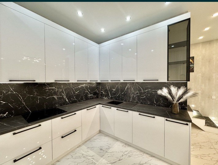 Будинок з ремонтом та технікою! - фото 1