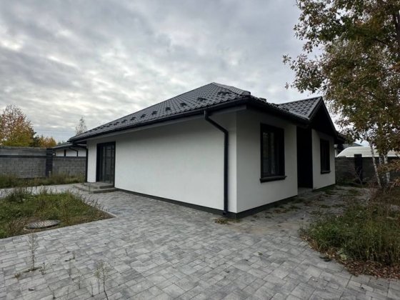 Фасадний будонок поруч з лісом в КМ Ворзель