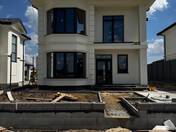 Стильні будинки в Гатному на кордоні з Крюківщиною Крюковщина