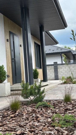 Одноповерховий будинок з сучасним ремонтом біля лісу - фото 1