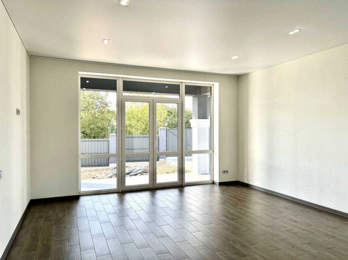 Сучасний новий будинок з ремонтом - фото 1