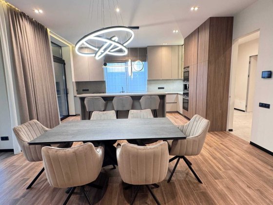 Продаж будинку в Лесніках з дизайнеським ремонтом Лесники