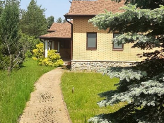 Два  Одноэтажных Дома   с общей терасой с басейном на 13сот Гореничі