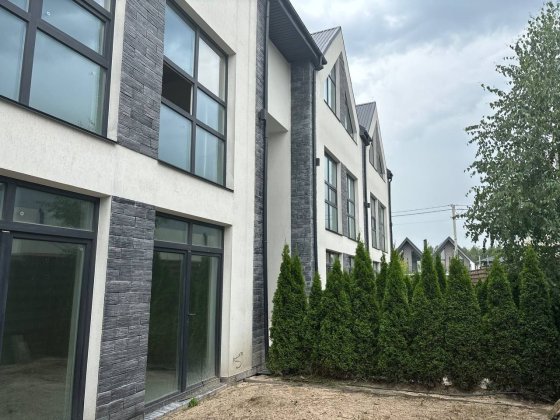 Продаж ексклюзивного таунхаусу Стоянка