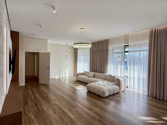 Розкішний будинок 206 м², 14 соток з басейном і ремонтом, Стоянка Стоянка