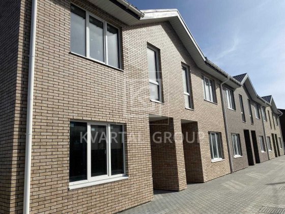 Продаж таунхаусу з цегли Стоянка