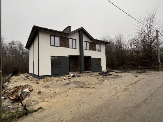 Дуплекс поруч з лісом та з великою ділянкою Стоянка