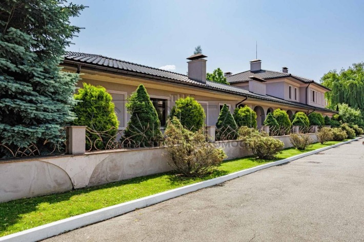 Продаж неймовірного будинку 670 м2  в закритому КМ з виходом до озера - фото 1