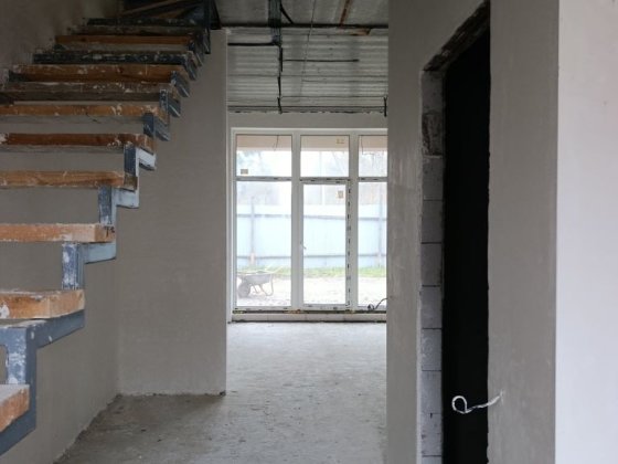 Будинок під Є-Оселю біля Києва, мінімальне оформлення Горенка