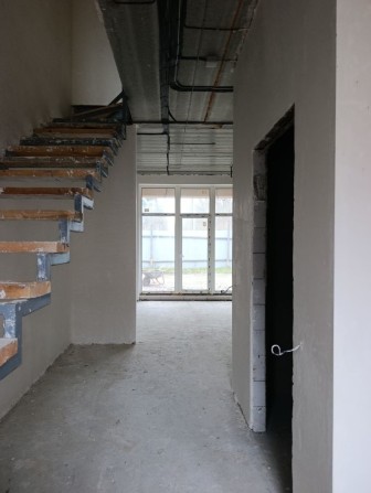 Будинок під Є-Оселю біля Києва, мінімальне оформлення - фото 1