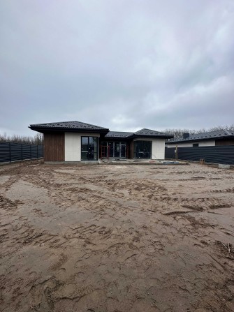 Продаж сучасного будинку з готовим ремонтом під ключ у с.Дмитрівка - фото 1