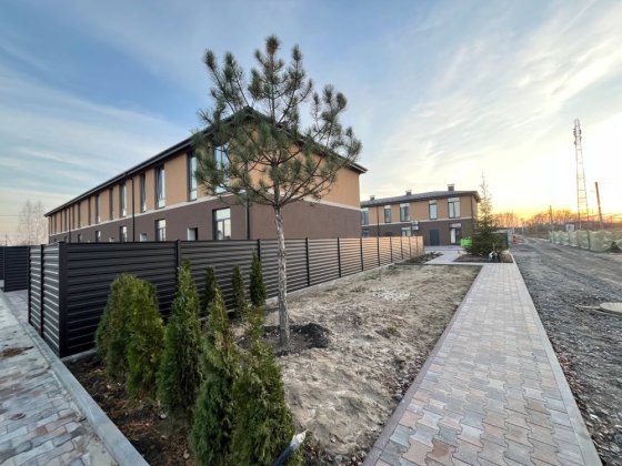 Сучасний таунхаус 51 м² у закритому комплексі з власною ділянкою Иванковичи