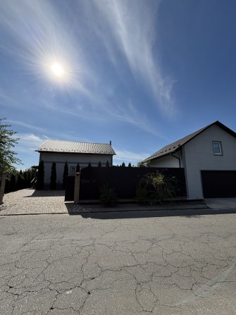 Продаж сучасного будинку з ремонтом і меблями, біля Києва - фото 1