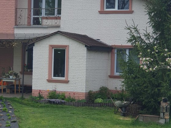 Таунхаус (половина дуплексу на 5 сот.) біля озера в Мощуні. Мощун