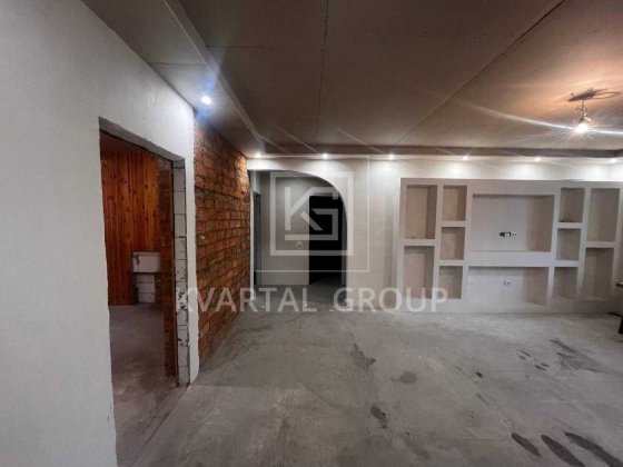 Будинок в мальовничому містечку. Бучанське водосховище Михайловка-Рубежовка