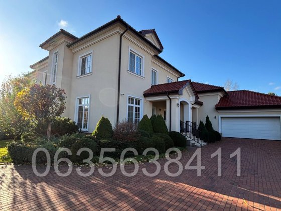 Продаж унікального триповерхового будинку  в елітному масиві с. Плюти Плюти