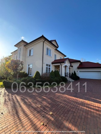 Продаж унікального триповерхового будинку  в елітному масиві с. Плюти - фото 1