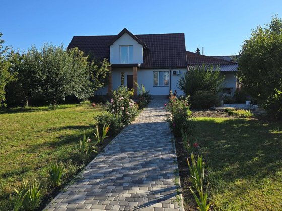 Двухповерховий цегляний будинок дом з ремонтом Путрівка