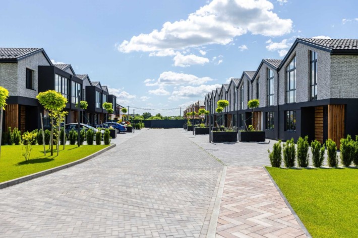 Таунхаус під Києвом с закриою територією, басейном та інфраструктурою - фото 1